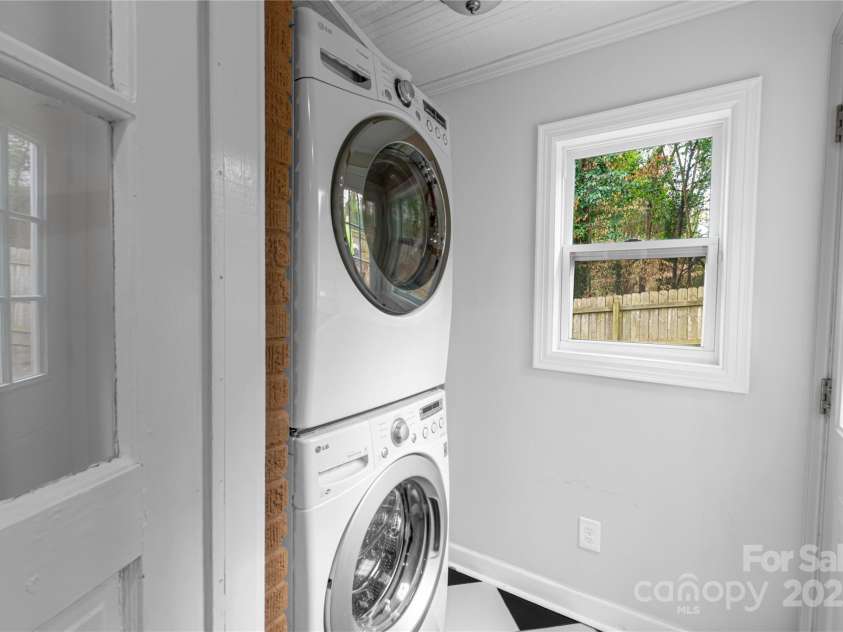 4010 Hiddenbrook Drive, Charlotte, NC 28205.  MLS# CAR4232290, YatesRealty ID 2057. 