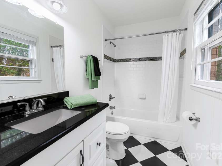 4010 Hiddenbrook Drive, Charlotte, NC 28205.  MLS# CAR4232290, YatesRealty ID 2057. 