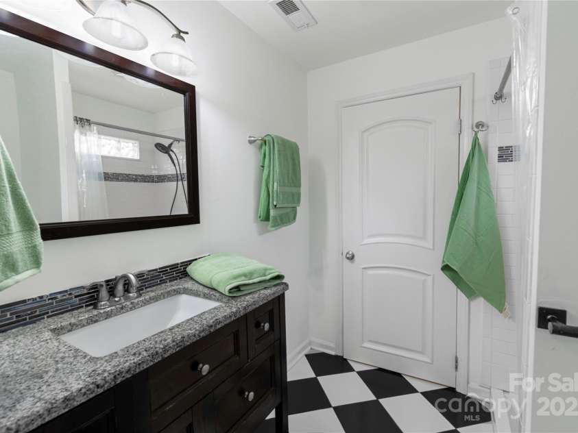 4010 Hiddenbrook Drive, Charlotte, NC 28205.  MLS# CAR4232290, YatesRealty ID 2057. 