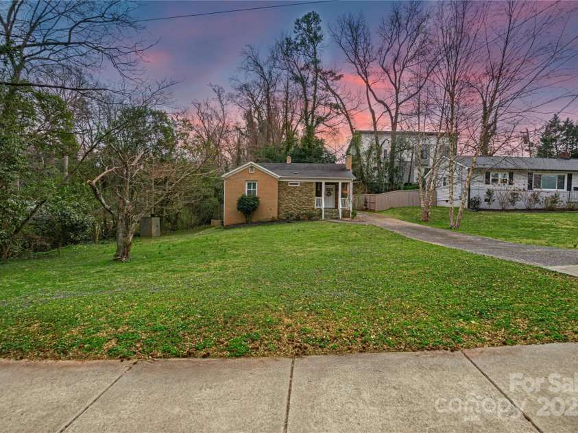 4010 Hiddenbrook Drive, Charlotte, NC 28205.  MLS# CAR4232290, YatesRealty ID 2057. 