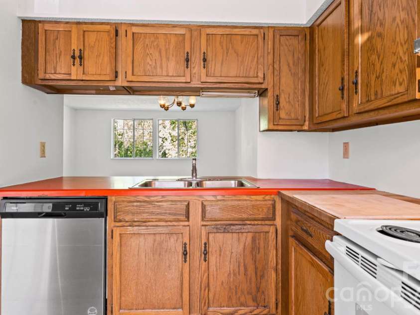 7344 Pebblestone Drive, Charlotte, NC 28212.  MLS# CAR4378230, YatesRealty ID 20570. Open Pass Through to Dining Room
