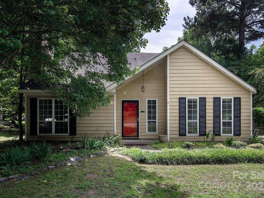 8618 Rittenhouse Circle, Charlotte, NC 28270.  MLS# CAR4267500, YatesRealty ID 20571. 