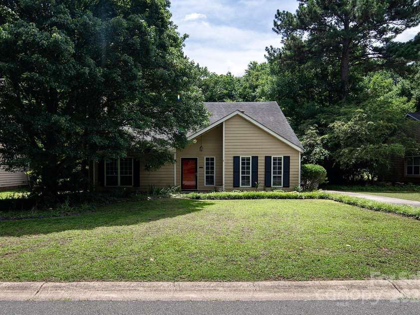 8618 Rittenhouse Circle, Charlotte, NC 28270.  MLS# CAR4267500, YatesRealty ID 20571. 