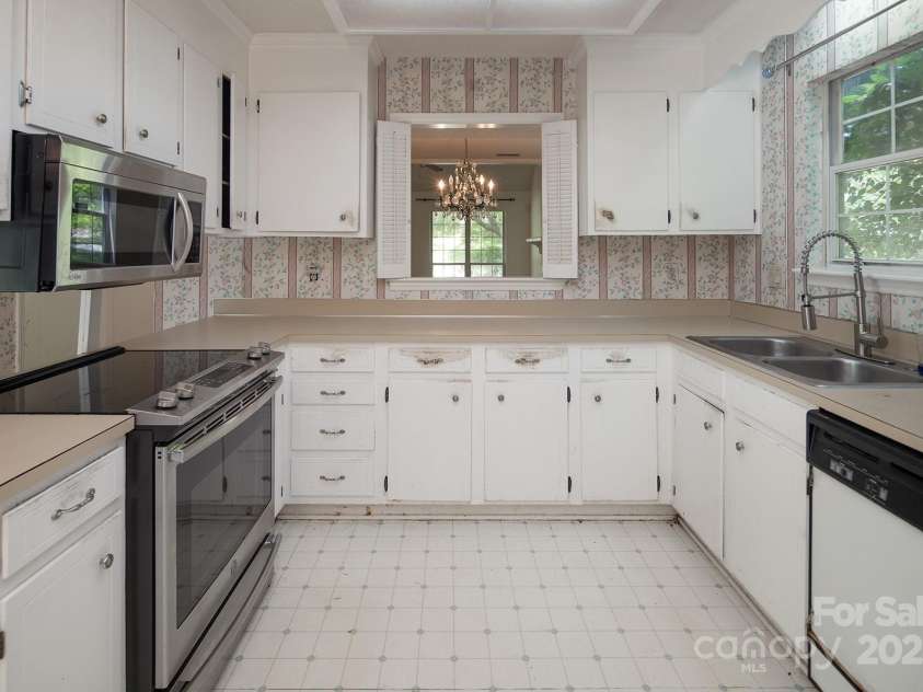 8618 Rittenhouse Circle, Charlotte, NC 28270.  MLS# CAR4267500, YatesRealty ID 20571. 