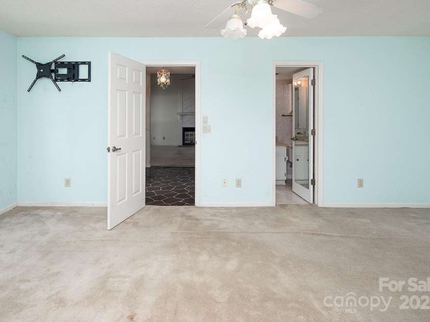 8618 Rittenhouse Circle, Charlotte, NC 28270.  MLS# CAR4267500, YatesRealty ID 20571. 