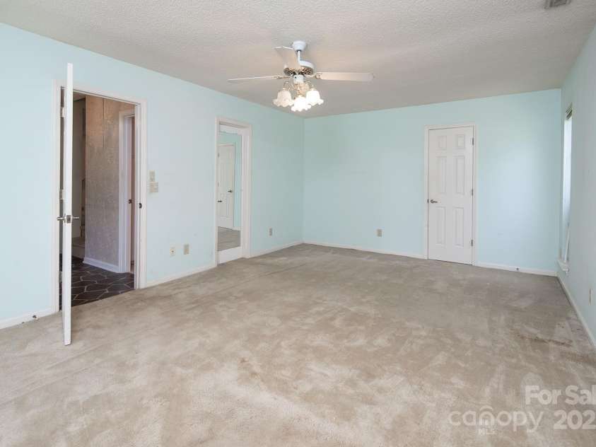 8618 Rittenhouse Circle, Charlotte, NC 28270.  MLS# CAR4267500, YatesRealty ID 20571. 