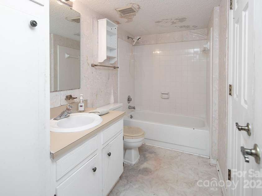 8618 Rittenhouse Circle, Charlotte, NC 28270.  MLS# CAR4267500, YatesRealty ID 20571. 