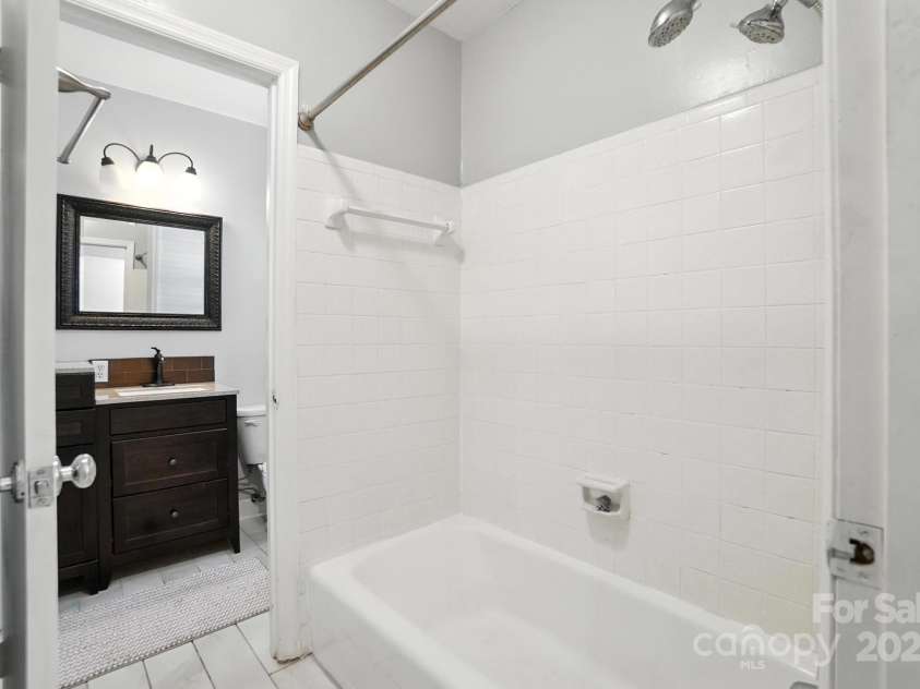 5947 Quail Hollow Road, Charlotte, NC 28210.  MLS# CAR4263642, YatesRealty ID 20572. 