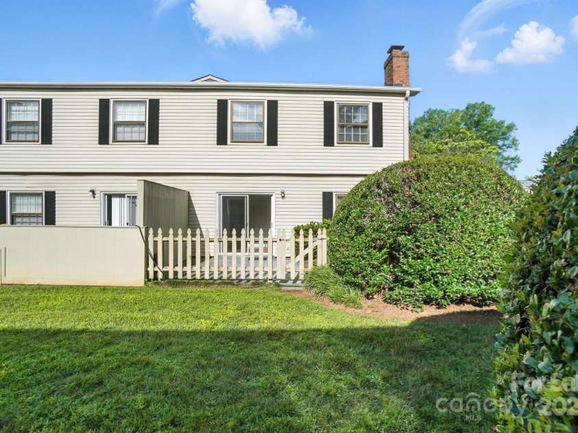 5947 Quail Hollow Road, Charlotte, NC 28210.  MLS# CAR4263642, YatesRealty ID 20572. 