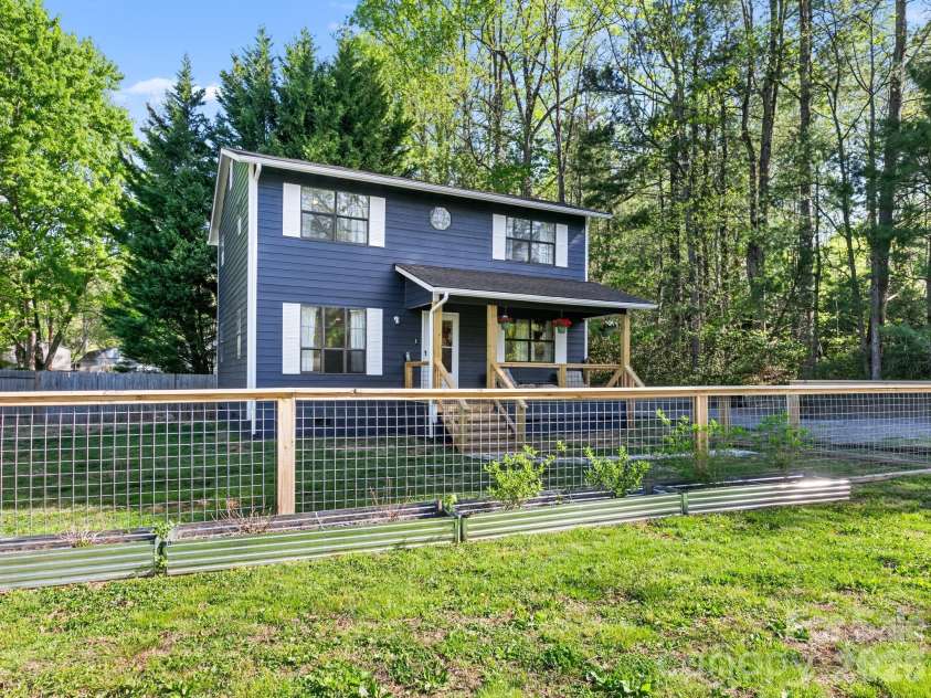 103 Rainbow Lane, Black Mountain, NC 28711.  MLS# CAR4372453, YatesRealty ID 20574. 