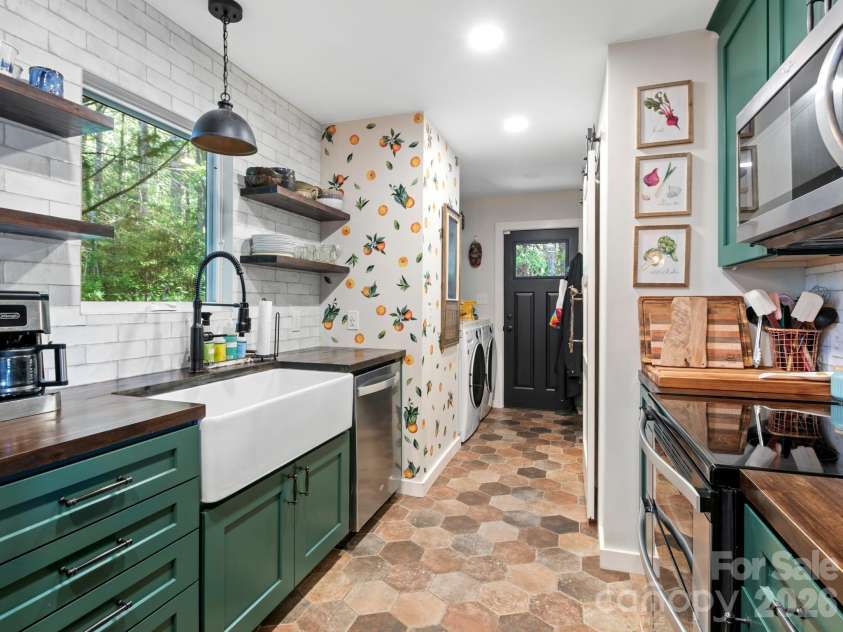 103 Rainbow Lane, Black Mountain, NC 28711.  MLS# CAR4372453, YatesRealty ID 20574. 