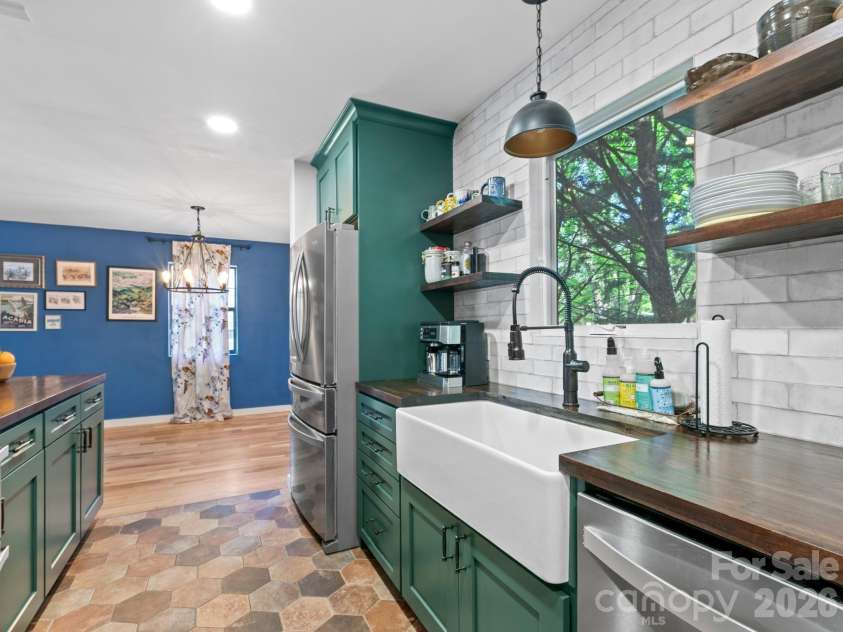 103 Rainbow Lane, Black Mountain, NC 28711.  MLS# CAR4372453, YatesRealty ID 20574. 