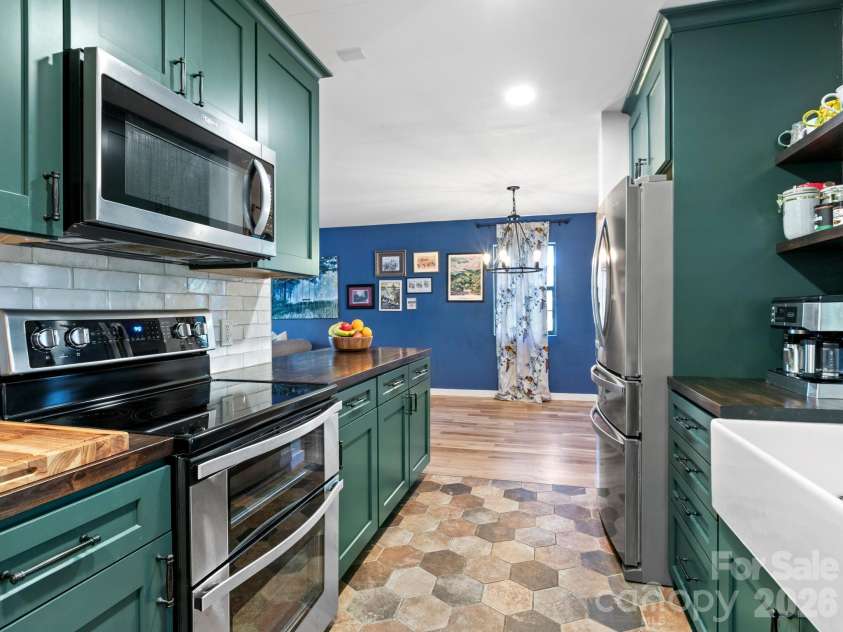103 Rainbow Lane, Black Mountain, NC 28711.  MLS# CAR4372453, YatesRealty ID 20574. 