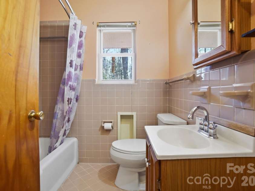 10608 Glenmac Road, Charlotte, NC 28215.  MLS# CAR4346750, YatesRealty ID 20576. Tiled Hall Full Bath!