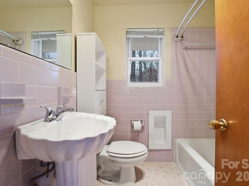 10608 Glenmac Road, Charlotte, NC 28215.  MLS# CAR4346750, YatesRealty ID 20576. Tiled Primary Bathroom!