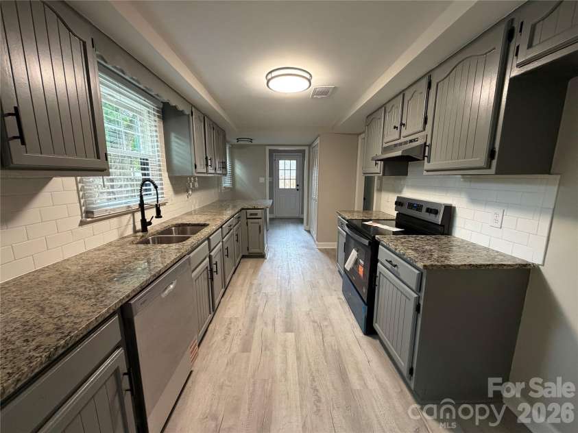 4339 Bathurst Drive, Charlotte, NC 28227.  MLS# CAR4374926, YatesRealty ID 20577. 