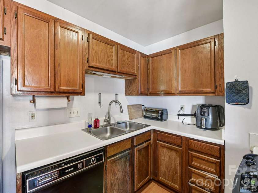 6025 Crape Myrtle Lane, Charlotte, NC 28216.  MLS# CAR4327865, YatesRealty ID 2058. 