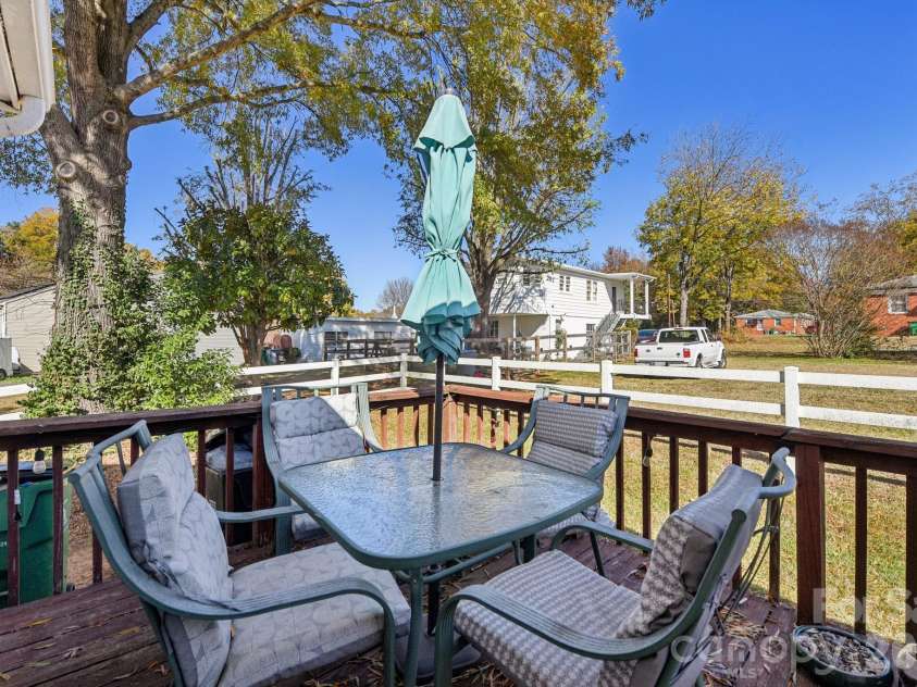 6025 Crape Myrtle Lane, Charlotte, NC 28216.  MLS# CAR4327865, YatesRealty ID 2058. 