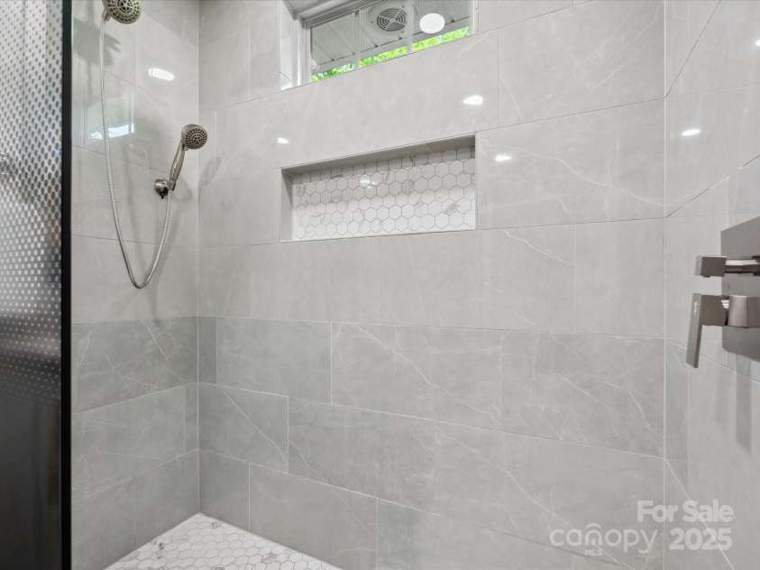 195 Bluebird Lane, Salisbury, NC 28146.  MLS# CAR4259402, YatesRealty ID 20581. Primary bath