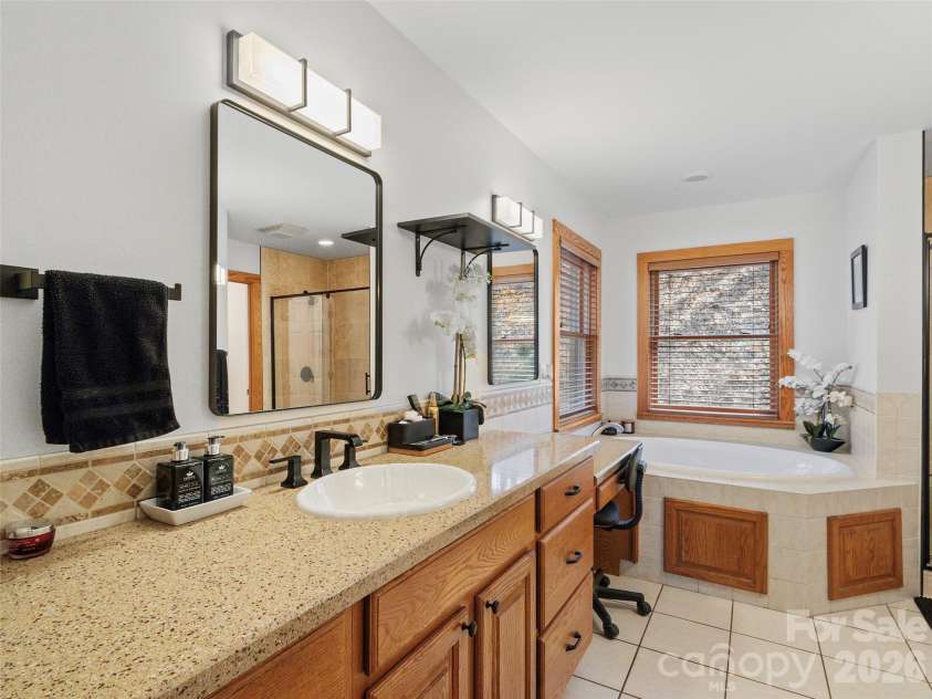 462 Little Mountain Road, Bakersville, NC 28705.  MLS# CAR4372951, YatesRealty ID 20583. Primary Bath