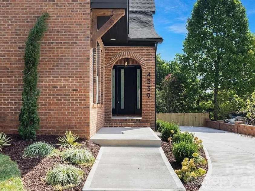 4339 Castlewood Road, Charlotte, NC 28209.  MLS# CAR4379189, YatesRealty ID 20584. 