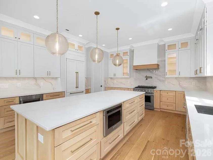 4339 Castlewood Road, Charlotte, NC 28209.  MLS# CAR4379189, YatesRealty ID 20584. 