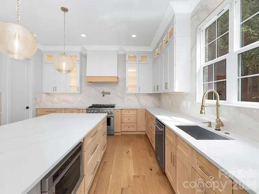 4339 Castlewood Road, Charlotte, NC 28209.  MLS# CAR4379189, YatesRealty ID 20584. 