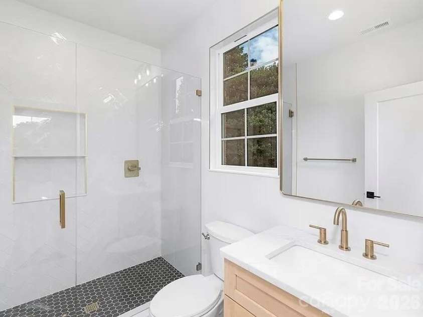 4339 Castlewood Road, Charlotte, NC 28209.  MLS# CAR4379189, YatesRealty ID 20584. 