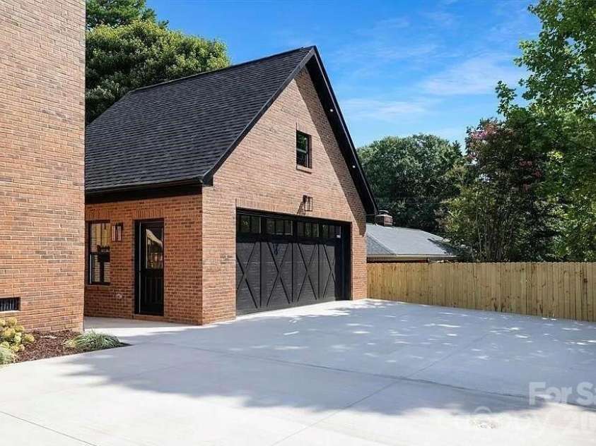 4339 Castlewood Road, Charlotte, NC 28209.  MLS# CAR4379189, YatesRealty ID 20584. 