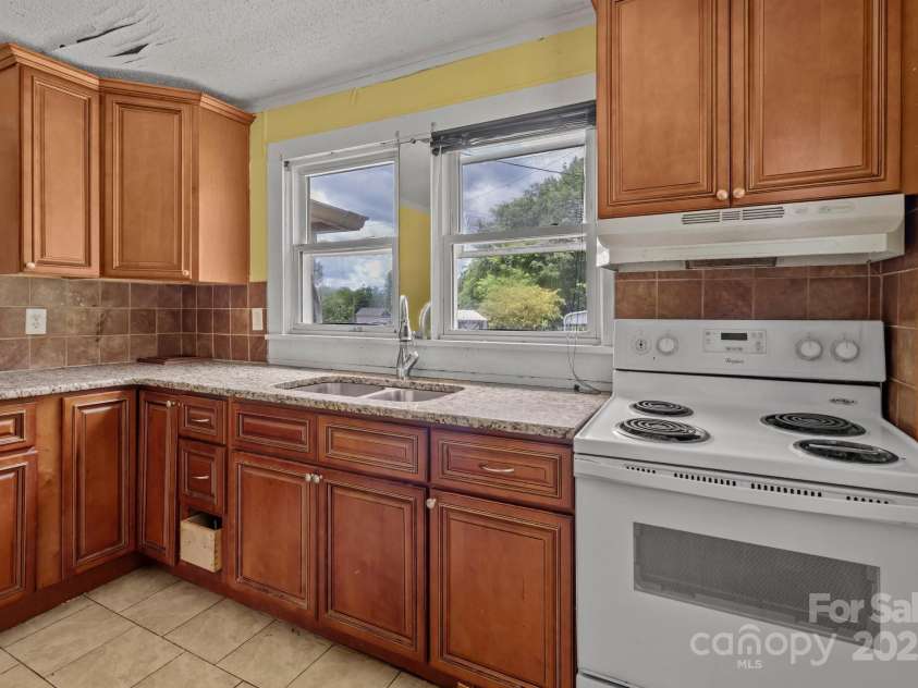 2809 Main Street, Kannapolis, NC 28081.  MLS# CAR4259233, YatesRealty ID 20587. 