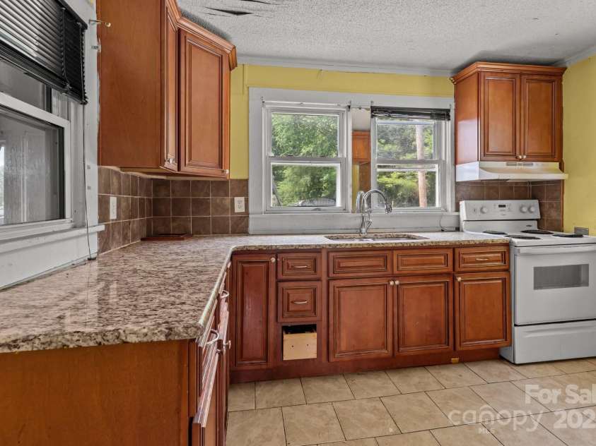 2809 Main Street, Kannapolis, NC 28081.  MLS# CAR4259233, YatesRealty ID 20587. 