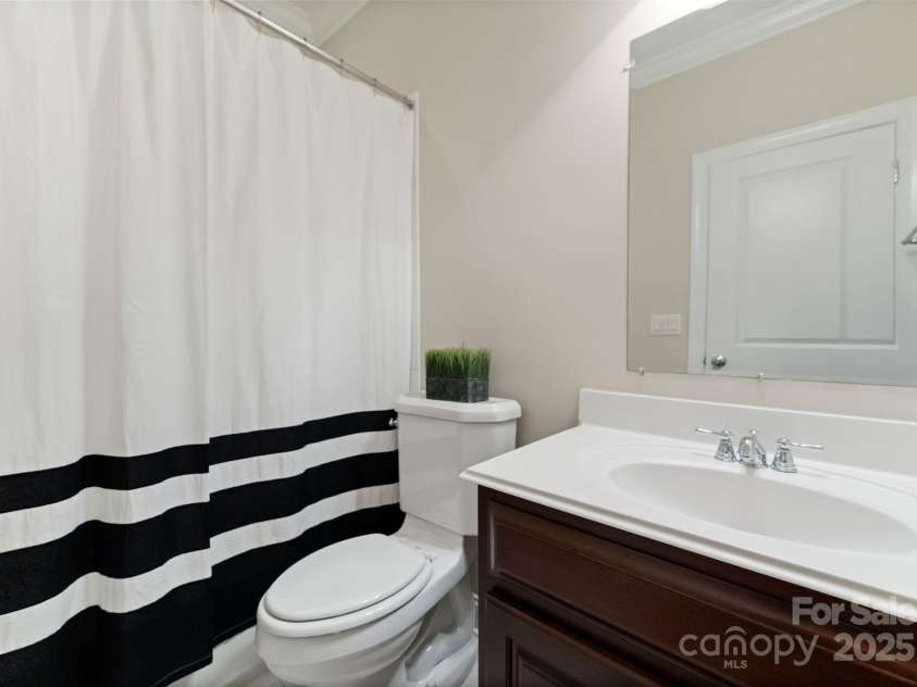 408 Covington Crossing, Matthews, NC 28104.  MLS# CAR4272169, YatesRealty ID 20589. Secondary bathroom.