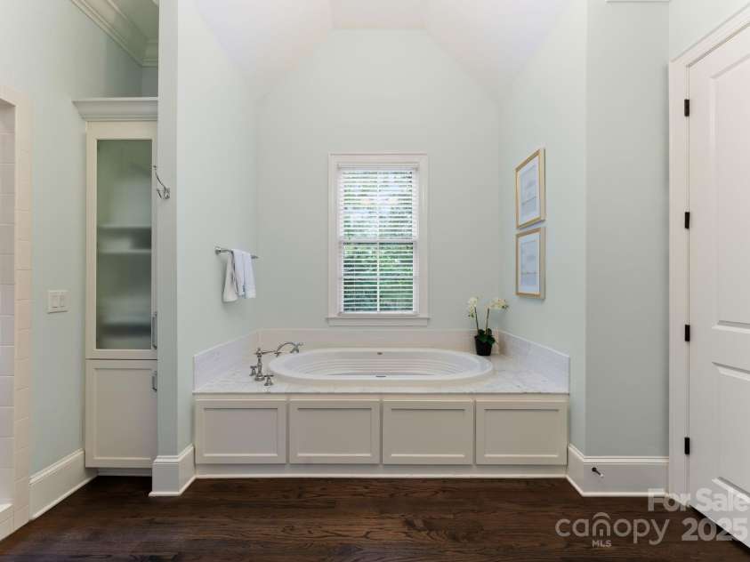 408 Covington Crossing, Matthews, NC 28104.  MLS# CAR4272169, YatesRealty ID 20589. Spa-like primary bathroom with bathtub.