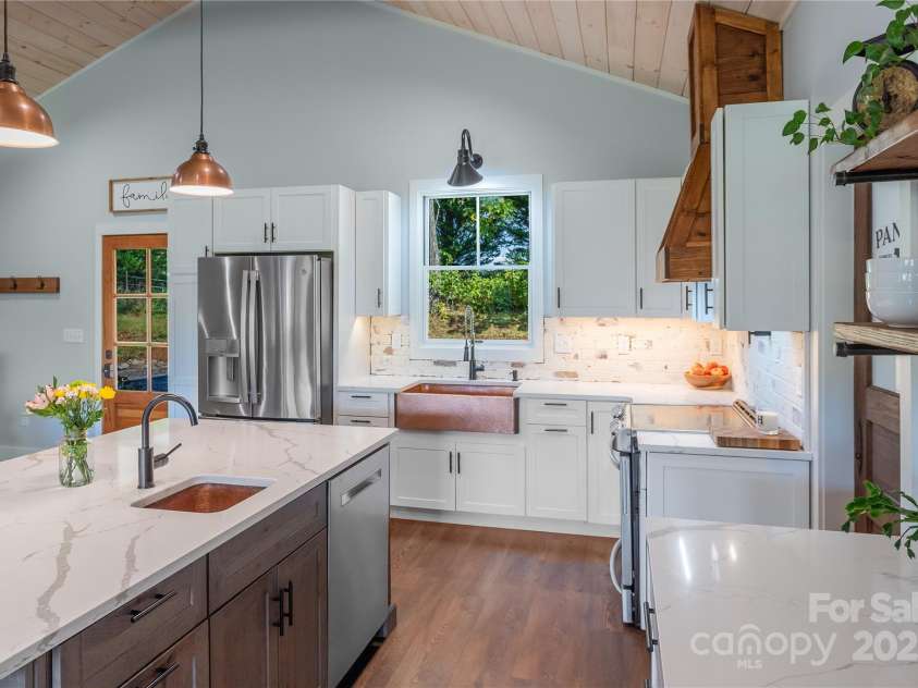 100 Kinloch Lane, Clyde, NC 28721.  MLS# CAR4305971, YatesRealty ID 2059. 