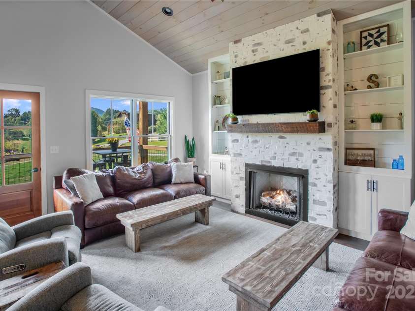 100 Kinloch Lane, Clyde, NC 28721.  MLS# CAR4305971, YatesRealty ID 2059. 