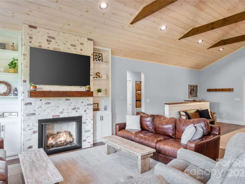 100 Kinloch Lane, Clyde, NC 28721.  MLS# CAR4305971, YatesRealty ID 2059. 