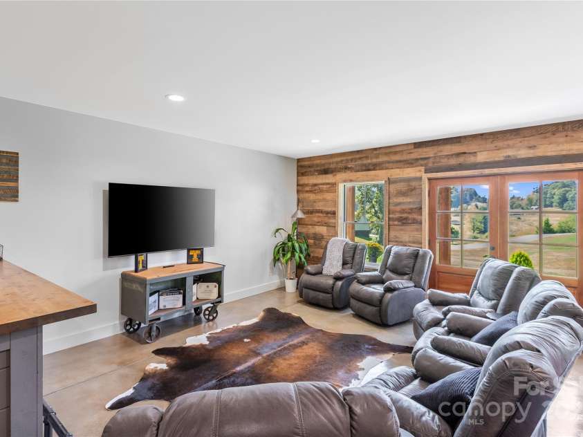 100 Kinloch Lane, Clyde, NC 28721.  MLS# CAR4305971, YatesRealty ID 2059. 