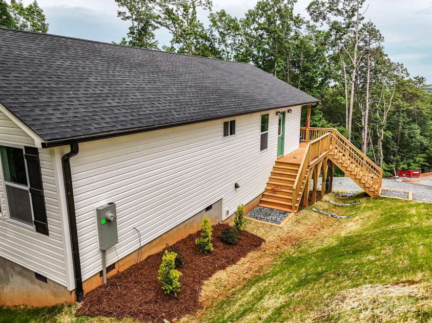 430 Hague Drive, Columbus, NC 28722.  MLS# CAR4208330, YatesRealty ID 20591. 