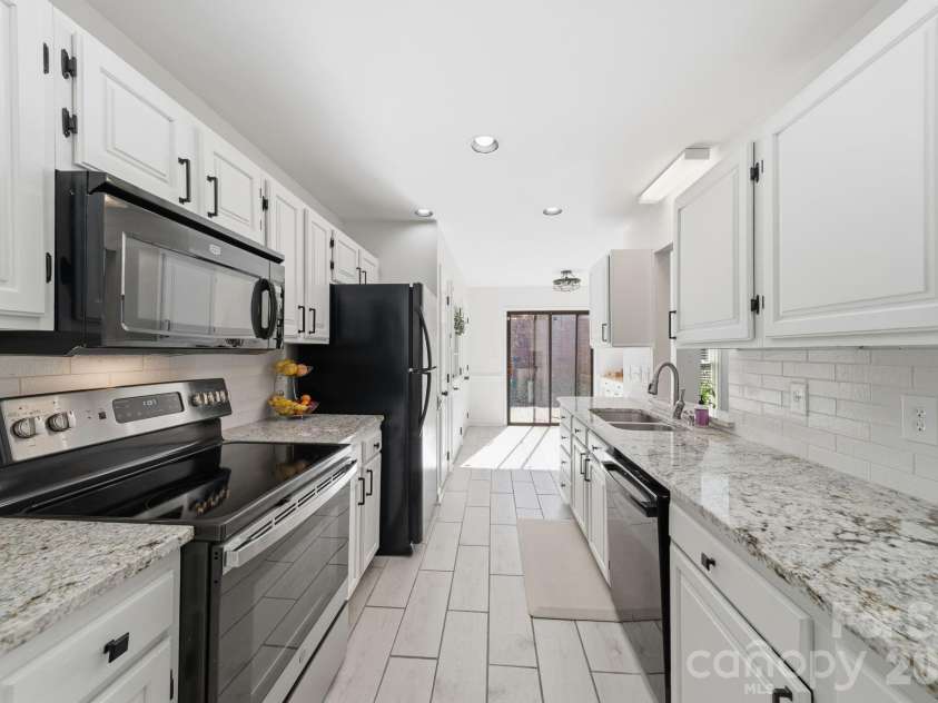 5204 Tedorill Lane, Charlotte, NC 28226.  MLS# CAR4320520, YatesRealty ID 20591. Bright Airy Kitchen