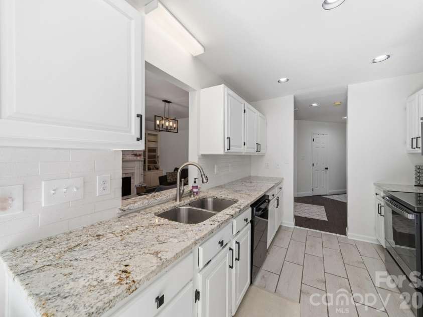 5204 Tedorill Lane, Charlotte, NC 28226.  MLS# CAR4320520, YatesRealty ID 20591. Kitchen