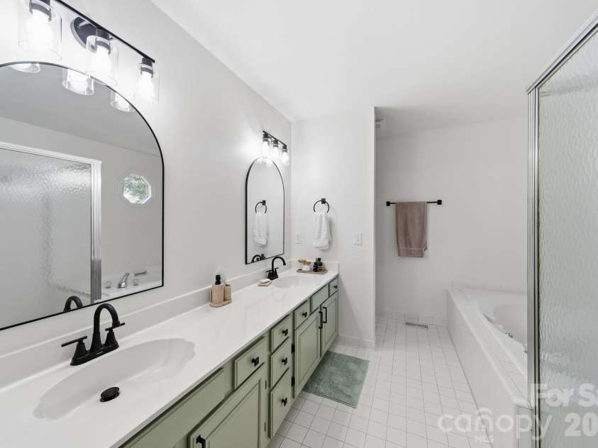 5204 Tedorill Lane, Charlotte, NC 28226.  MLS# CAR4320520, YatesRealty ID 20591. Owner's Bath