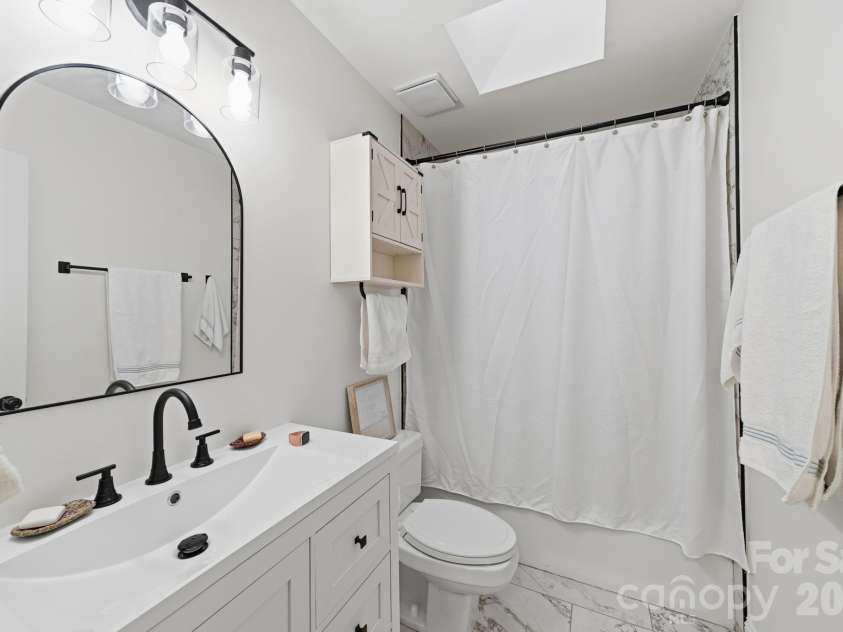 5204 Tedorill Lane, Charlotte, NC 28226.  MLS# CAR4320520, YatesRealty ID 20591. Updated Full Bath 2