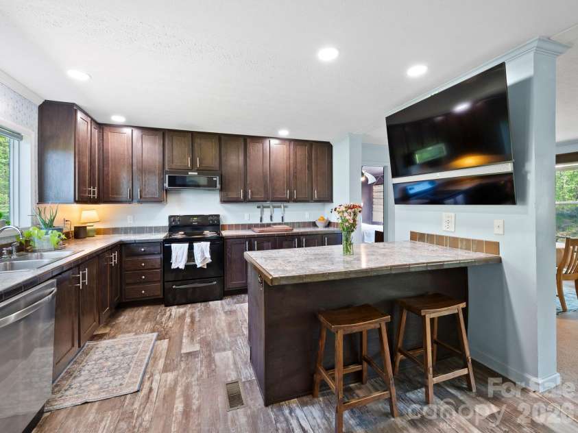 191 Posey Griffin Drive, Mars Hill, NC 28754.  MLS# CAR4374358, YatesRealty ID 20601. Enjoy this spacious kitchen with lots of cabinets after you enter through the utility/mud room.