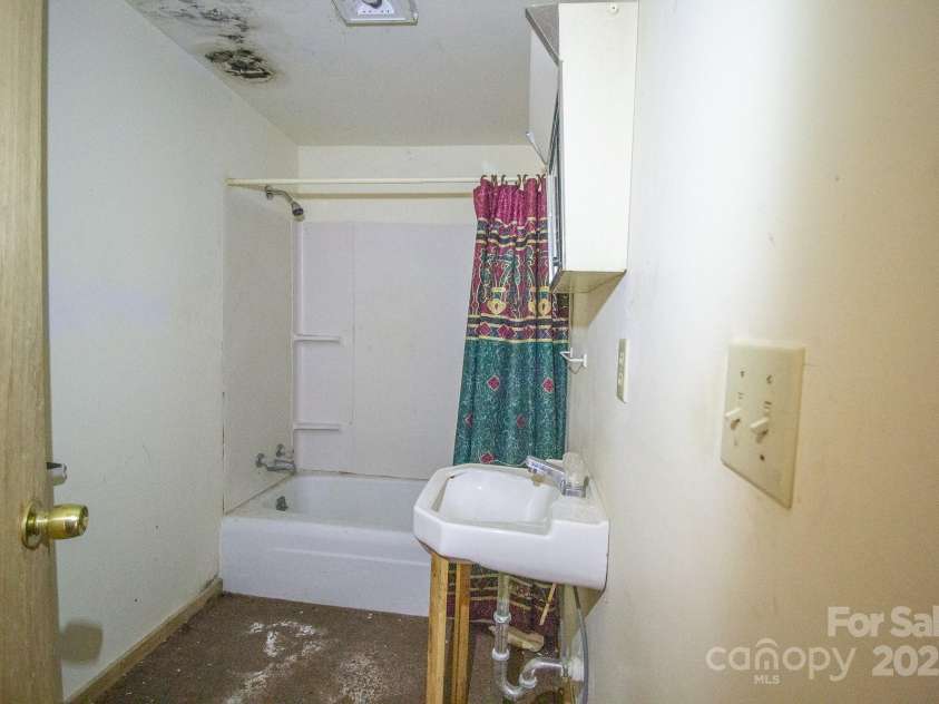 691 Sandy Bottom Road, Marshall, NC 28753.  MLS# CAR4272745, YatesRealty ID 20602. Bath