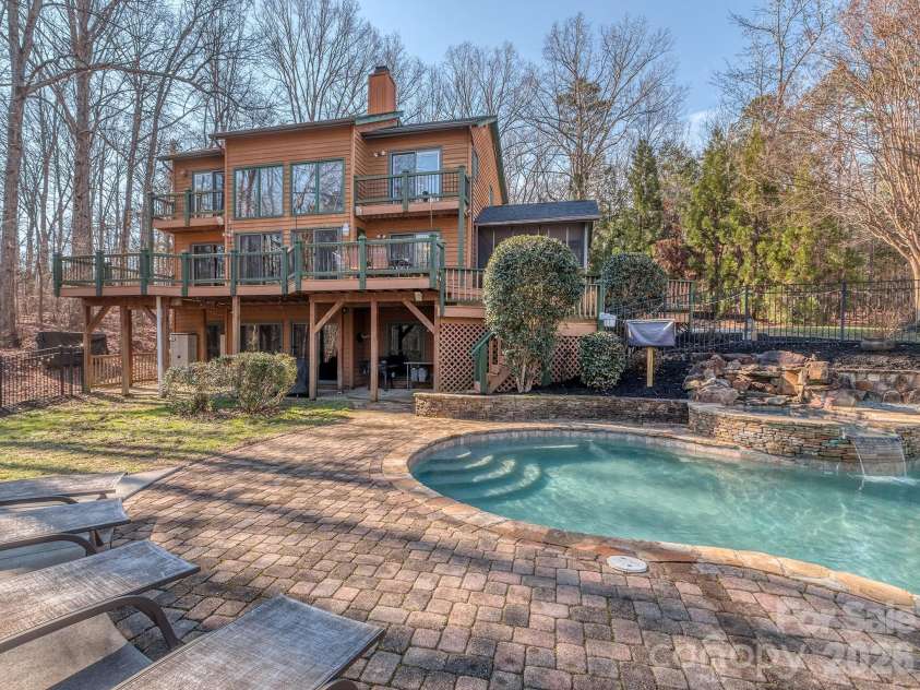 8723 Crestview Drive, Waxhaw, NC 28173.  MLS# CAR4376325, YatesRealty ID 20609. 