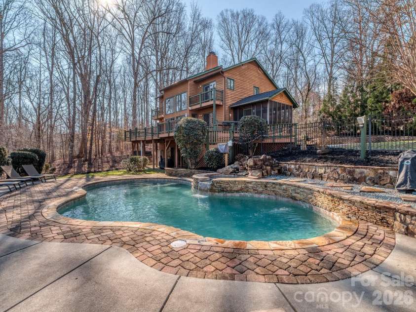 8723 Crestview Drive, Waxhaw, NC 28173.  MLS# CAR4376325, YatesRealty ID 20609. 