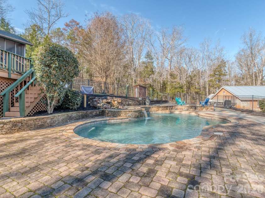 8723 Crestview Drive, Waxhaw, NC 28173.  MLS# CAR4376325, YatesRealty ID 20609. 