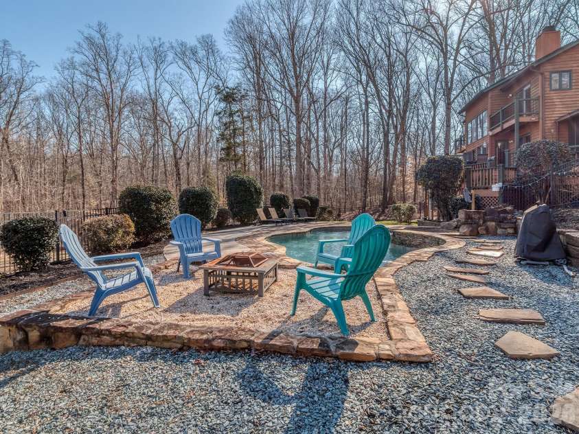 8723 Crestview Drive, Waxhaw, NC 28173.  MLS# CAR4376325, YatesRealty ID 20609. 