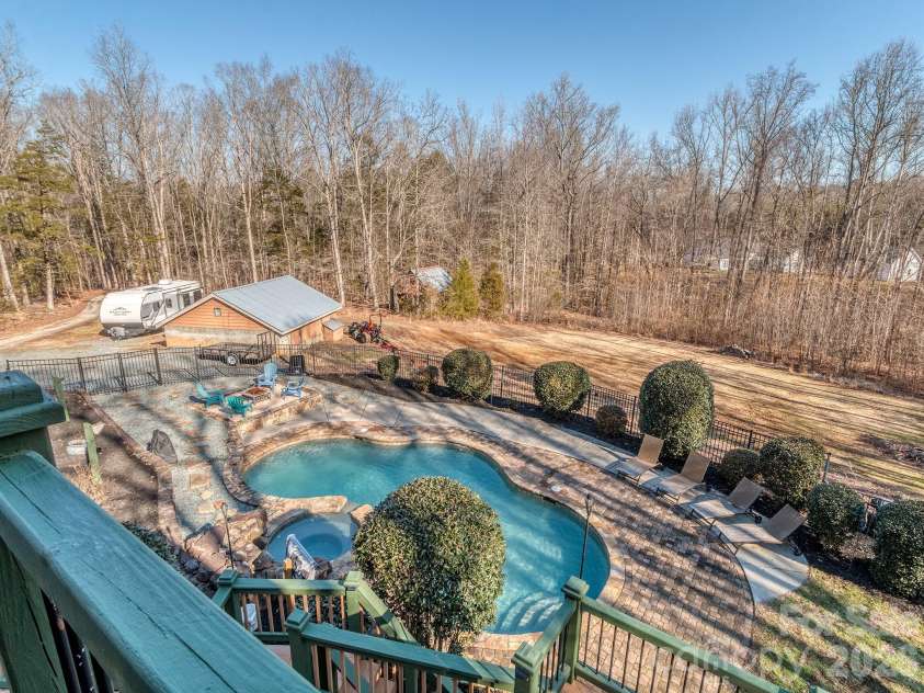 8723 Crestview Drive, Waxhaw, NC 28173.  MLS# CAR4376325, YatesRealty ID 20609. 