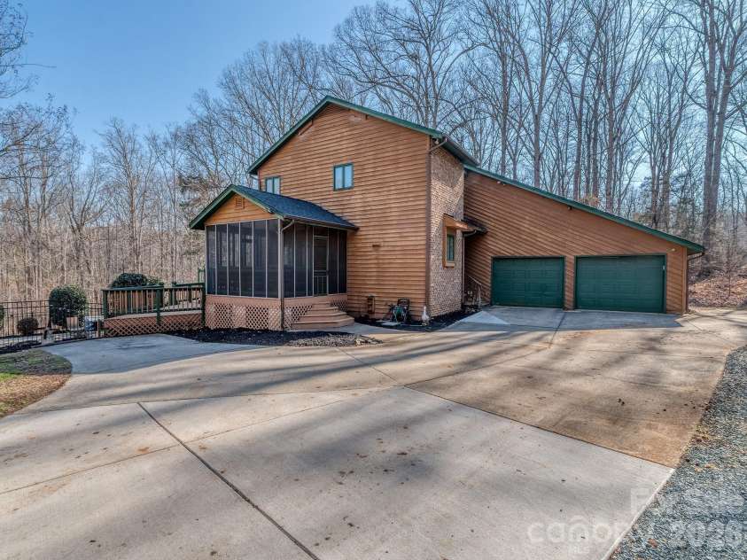 8723 Crestview Drive, Waxhaw, NC 28173.  MLS# CAR4376325, YatesRealty ID 20609. 